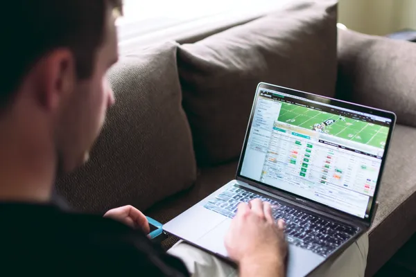 Uma mulher alegre em roupas tradicionais usando seu smartphone durante um momento festivo, mostrando como o app 615BET se encaixa facilmente no dia a dia.