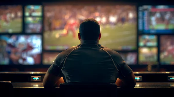 Uma mulher elegante ao lado de máquinas caça-níqueis vibrantes exibindo setes brilhantes, mostrando a variedade de slots no 615BET.