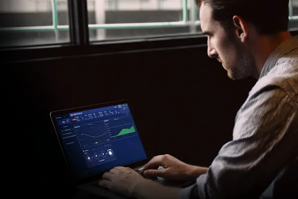 Uma mulher sorrindo perto de máquinas caça-níqueis brilhantes com símbolos de sorte, mostrando as emocionantes opções de slots do 615BET.