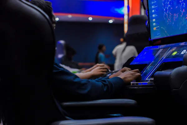 Um laptop brilhando com uma tela de login em um ambiente minimalista, simbolizando o sistema de acesso protegido do 615BET.